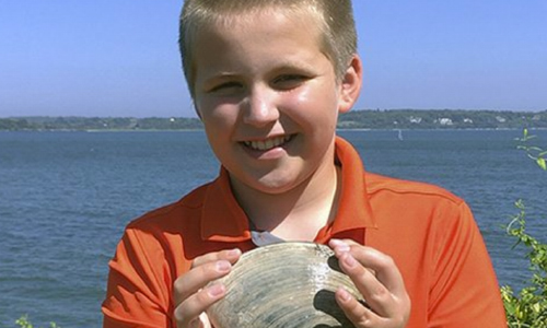 Rhode Island Boy Digs Up  Massive 2 1/2 Pound Mollusk