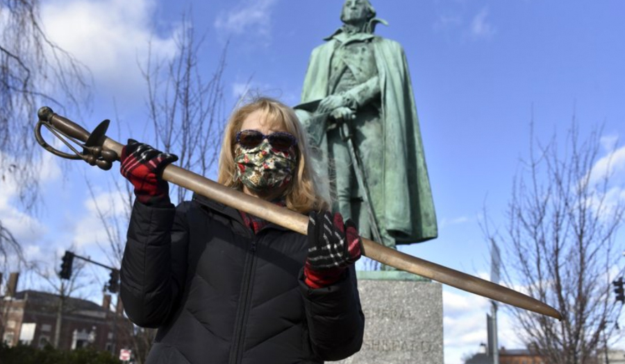 Remorseful Man Returns Statue’s Stolen Sword After 40 Years